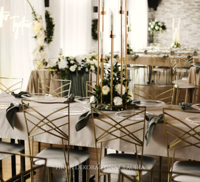 złote krzesła i obrusy, świecznik ośmioramienny złoty