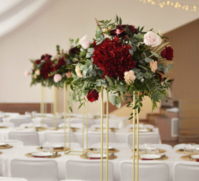 dekoracja boho, bordowe bukiety z suszem i trawami pompasowymi na stojakach geometrycznych