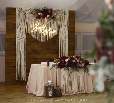 ścianka na wesele drewniana z makramą i ledonem żona mąż, latarnie drewniane i duży bukiet na stole