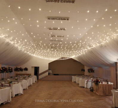 dekoracja sali światełkami, romantyczne oświetlenie sali na wesele, magiczny klimat na weselu.
