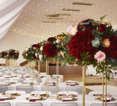 dekoracja światełkami sufitu na sali weselnej,