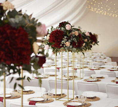 bukiety bordo na wesele, podtalerze plecione z trawy