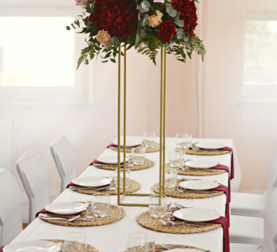 podtalerze plecione, serwety bordo, bukiety bordo hortensje na złotym stojaku