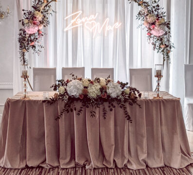 ścianka weselna, okrąg złoty, bukiety, obrus beżowy