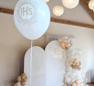 dekoracja ścianka na komunię świętą, balony na hel, ścianka balonowa