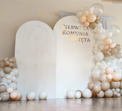dekoracja ścianka na komunię świętą, balony na hel, ścianka balonowa