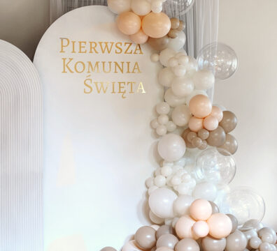 dekoracja ścianka na komunię świętą, balony na hel, ścianka balonowa