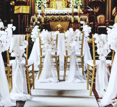 dekoracja złote krzesła chiavari na ślub, dekoracja kościoła na ślub, biały dywan, gałązki wiśni, kwiaty wiśni