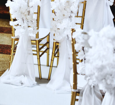 dekoracja krzeseł na wesele, złote krzesła, dekoracja glamour, kwiaty wiśni, gałązki wiśni