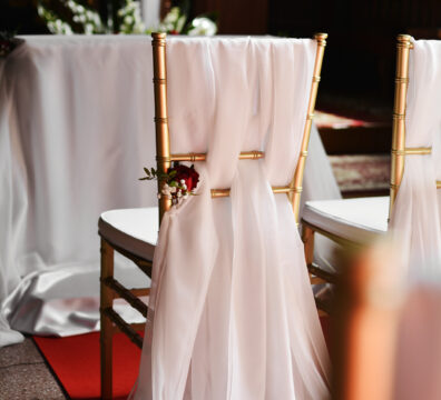 przeplatany materiał na krzesłach na ślub, kolory czerwień, czerwony dywan na ślub, czerwona róża, złote krzesła
