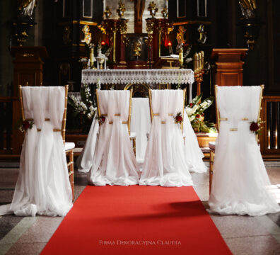 złote krzesła i przepleciony materiał, czerwony dywan