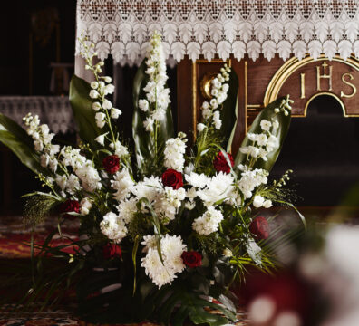 bukeit z czerwonych róż pod ołtarz, do kościoła