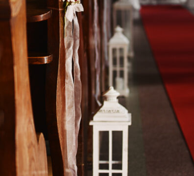 białe latarnie na alejkę ślubną z czerwonym dywanem