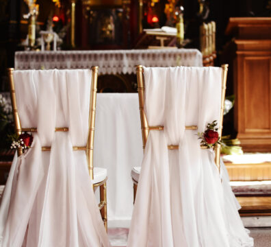 żłote krzesła z plecionym materiałem,czerwony dywan na ślub