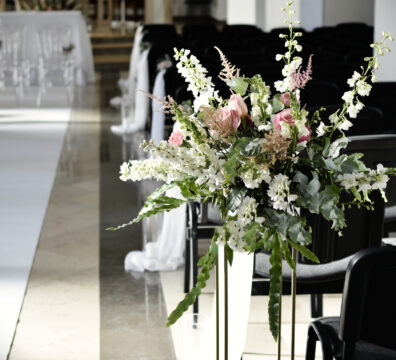 dekoracja ślubu kwiatami przy ławkach