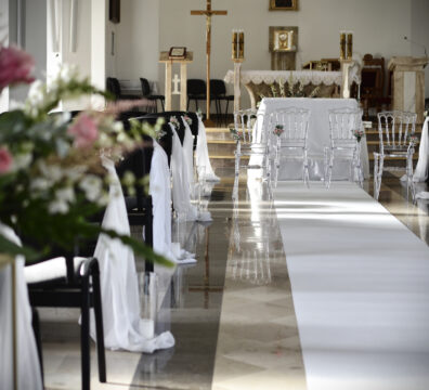 przezroczyste krzesła do ślubu