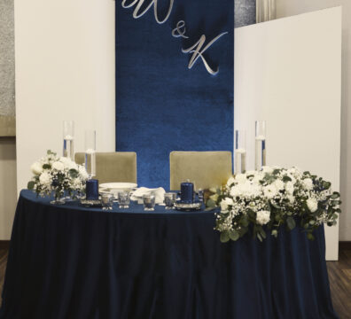 ścianka panelowa granatowa z inicjałami srebrnymi na wesele