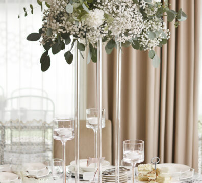 wysokie stojaki przeźroczyste na bukiety na wesele