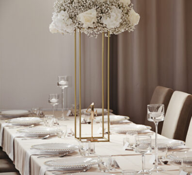 kwiaty na wysokim złotym stojaku, białe i kremowe dodatki, kolorowe obrusy