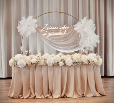 ścianka okrąg z ledonem i bukietami ze strusich piór, duży bukiet na stoliku