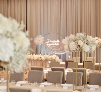 dekoracja beżowa z dodatkami ze strusich piór