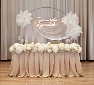 ścianka weselna z strusimi piórami, bardzo efektowna, z napisem Zapisani sobie w gwiazdach