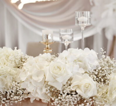 kwiaty hortensje białe, ścianka beżowa, strusie pióra