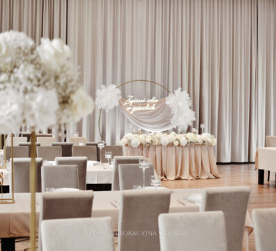 dekoracja elekancja i nastrojowa, strusie pióra, beżowe dodatki, białe kwiaty