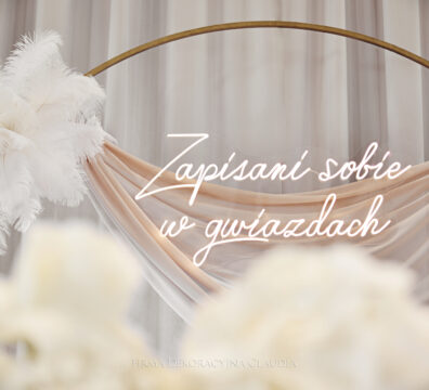 ścianka weselna, bukiety ze strusich piór, ledon zapisani sobie w gwiazdach