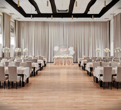 dekoracja na beżowo, eleganckie wesele, strucie pióra, beżowe obrusy, złote podtalerze, ścianka z beżem okrąg, napis ledon