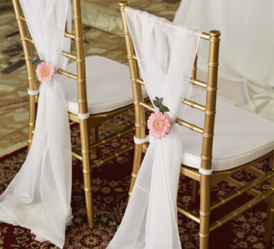 Złote krzesła chiavari