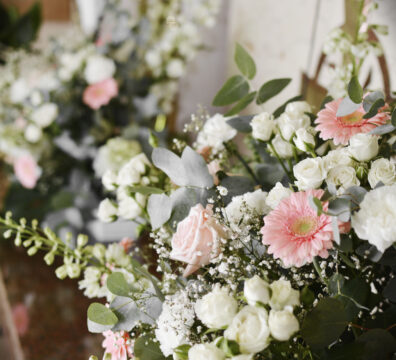 kwiaty pod ołtarz dekoracja ślubna