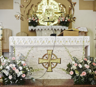 dekoracja kościoła bukiety pod ołtarz