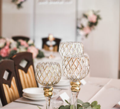 Kielichy złote dekoracja stolika