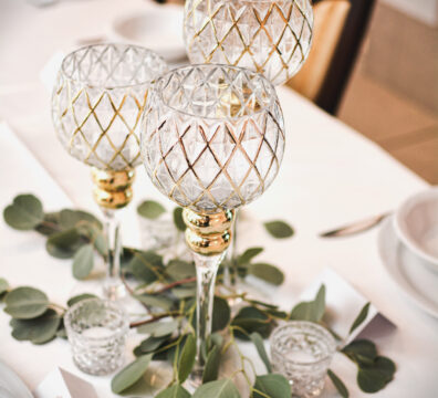 Kielichy złote dekoracja stolika