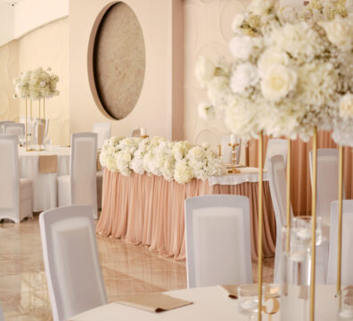 Białe duże bukiety na stoły gości