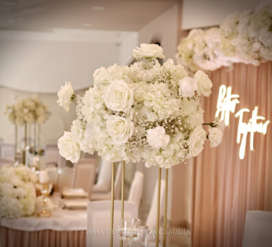 kwiaty na stoły gości białe