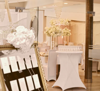 Tablica z rozpiską gości, plan stółw, złoty, lustro