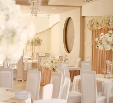 Dekoracja sali w Krośnie. Beżowy serwety, ścianka glamour