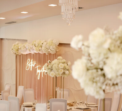 Dekoracja sali w beżu, stojaki złote, glamour