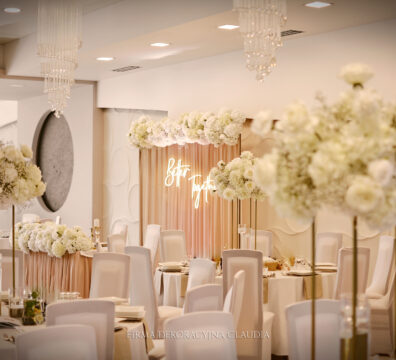 dekoracja sali kwiatami białymi na stojakach złotych