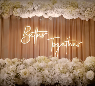 ścianka na wesele z ledonem, białe eleganckie kwiaty i beżowy materiał