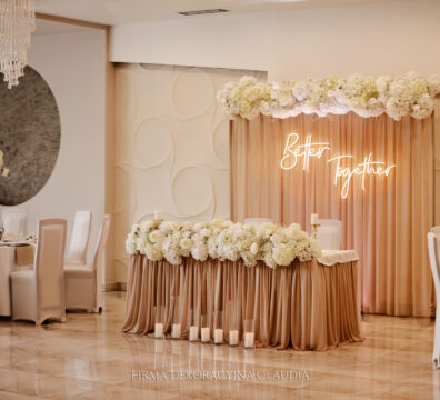 ścianka za parą młodą elegancka i stylowa w beżu z białymi kwiatami