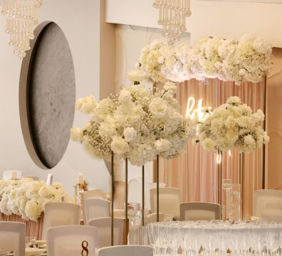 dekoracja sali w stylu glamour i w beżu