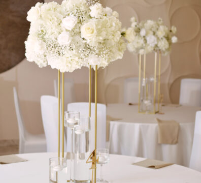 bukiet na stojaku geometrycznym, świece,