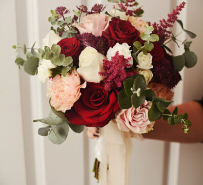 bukiet ślubny romantyczny w kolorach bordo i burgund z lekkimi dodatkami pudrowego różu i zieleni.