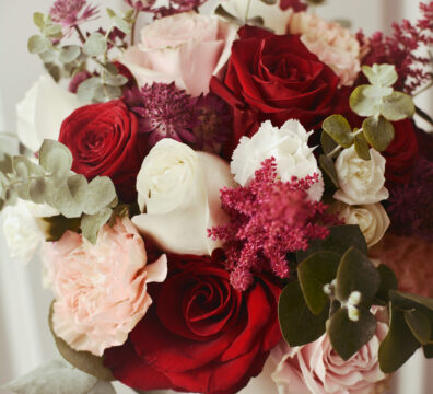 bukiet ślubny romantyczny w kolorach bordo i burgund z lekkimi dodatkami pudrowego różu i zieleni.