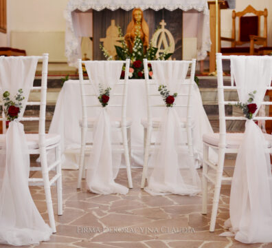 Bordowa dekoracja kościoła na ślub. Białe krzesła chiavari