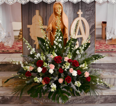 Bordowy bukiet pod ołtarz do kościoła. Kwiaty pod ołtarz. Dekoracja kościoła.