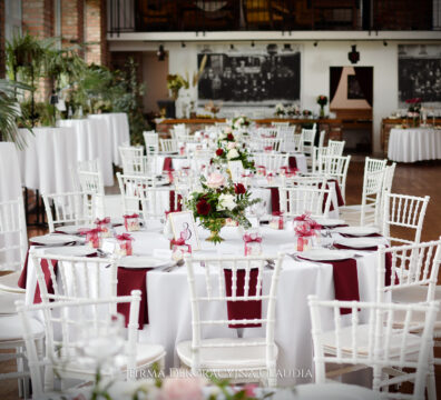 biel, burgund, bordo na weselu, dekoracja stołów